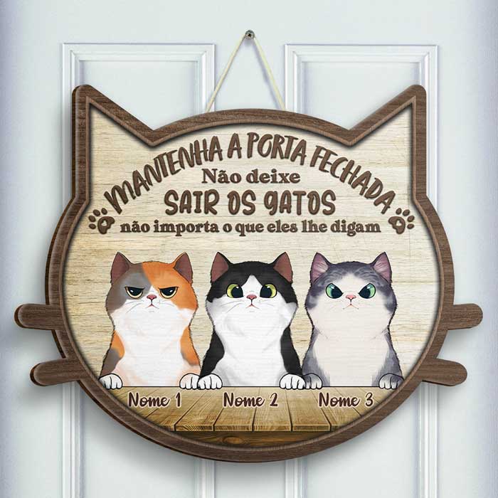 Não Deixe Sair Os Gatos - Não Importa O Que Lhe Digam - Personalized Shaped Door Sign Portuguese