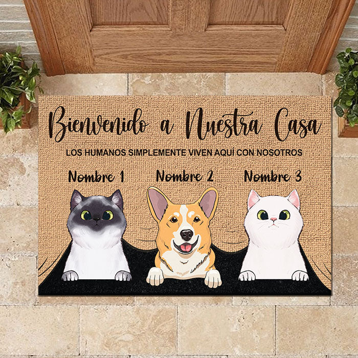 Los humanos simplemente viven aquí con nosotros Spanish - Funny Personalized Pet Decorative Mat