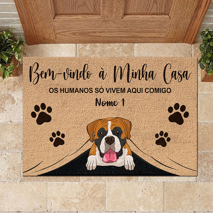 Os humanos só vivem aqui connosco Portuguese - Funny Personalized Pet Decorative Mat