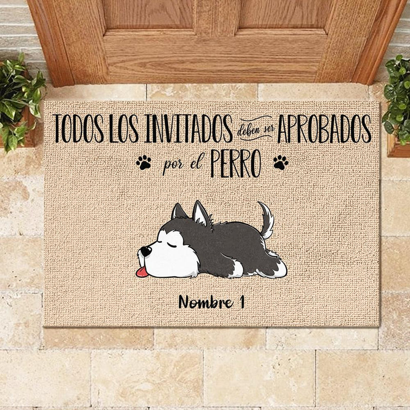 Todos los invitados deben ser aprobados por el perro Spanish - Funny Personalized Dog Decorative Mat