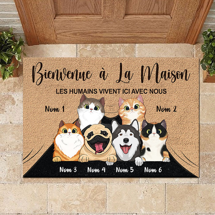 Les humains vivent ici avec nous French - Funny Personalized Pet Decorative Mat