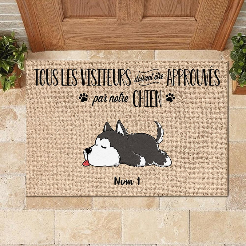 Tous les visiteurs doivent être approuvés par notre chien French - Funny Personalized Dog Decorative Mat
