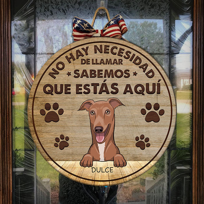 El Perro Sabe Que Estás Aquí - Letrero De Puerta De Perro Personalizado Y Divertido, Funny Personalized Dog Door Sign Spanish