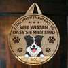 Der Hund Weiß, Dass Sie Hier Sind - lustiges Personalisiertes Hundetürschild, Funny Personalized Dog Door Sign German