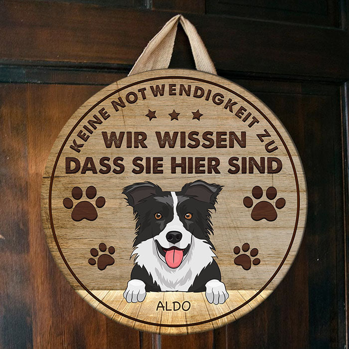 Der Hund Weiß, Dass Sie Hier Sind - lustiges Personalisiertes Hundetürschild, Funny Personalized Dog Door Sign German