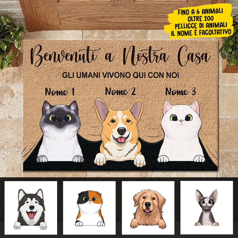 Gli umani vivono qui con me Italian - Funny Personalized Cat Decorative Mat